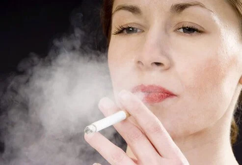یک زن در حال سیگار کشیدن