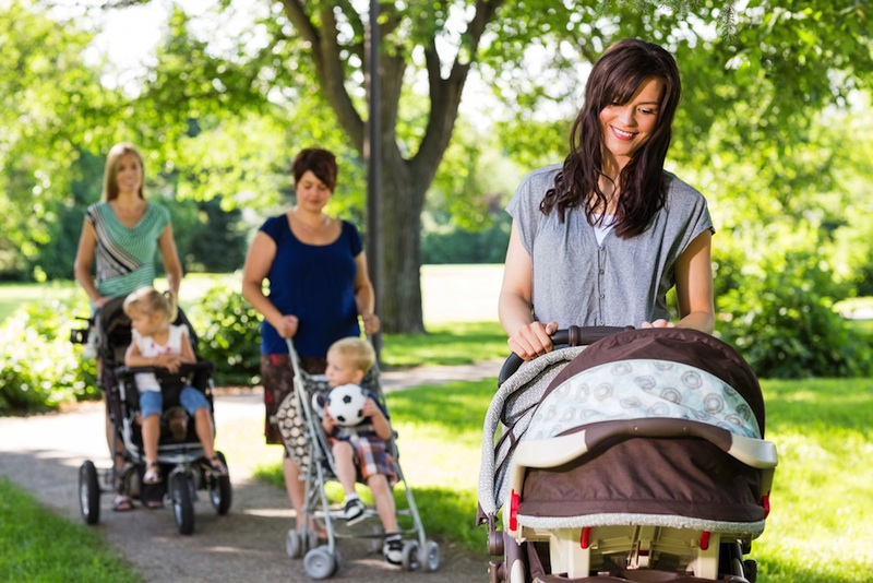پیاده روی مادران با نوزاد خود در پارک